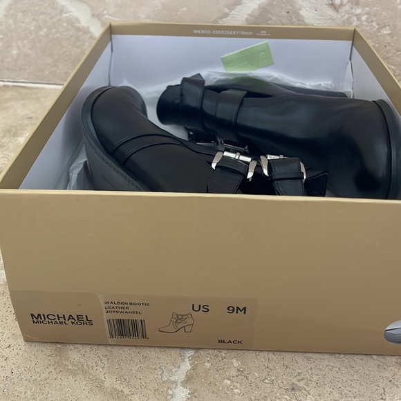 Size 9 Michael Kors Walden Bootie Black Leather heels - Picture 4 of 4